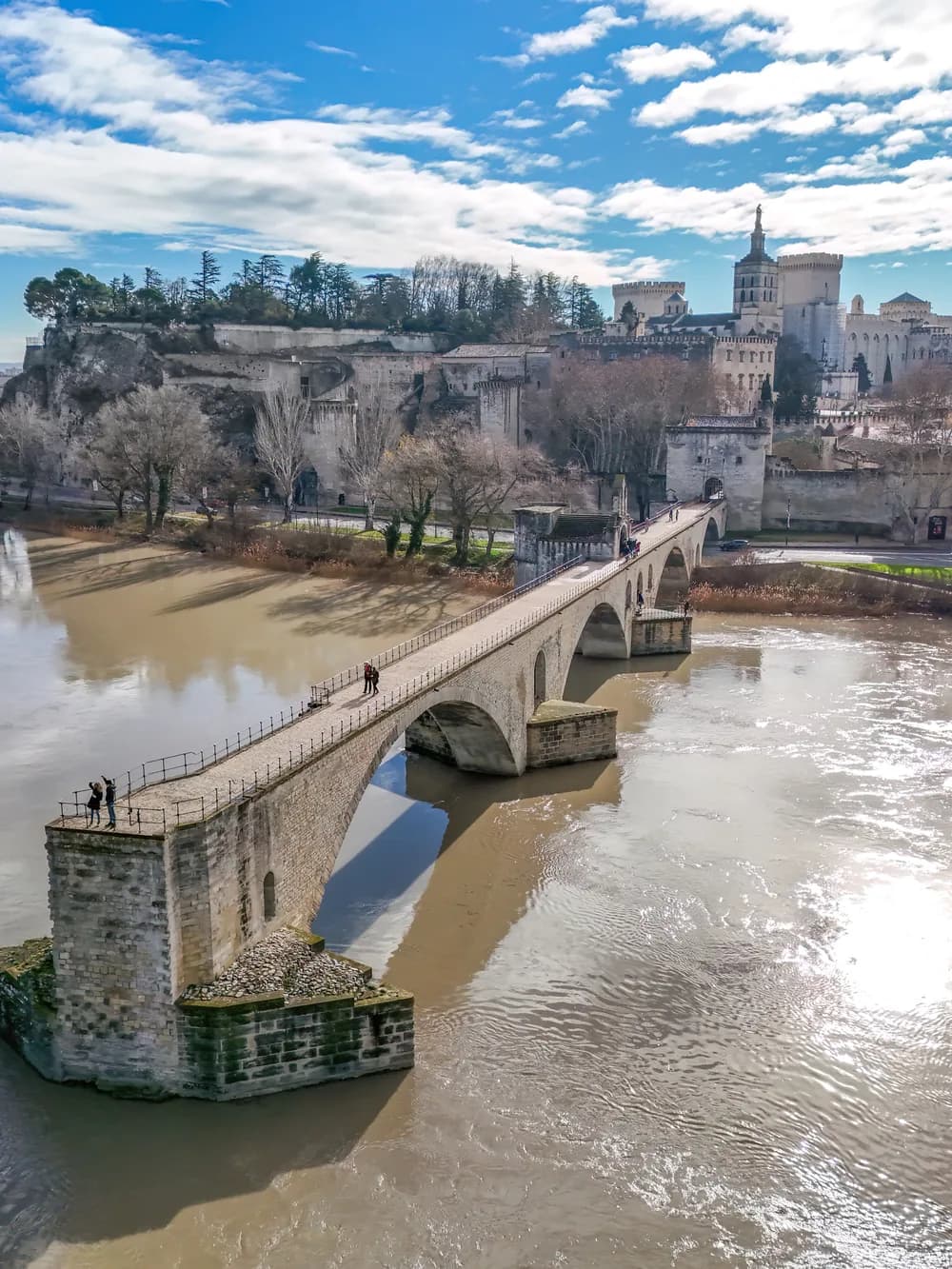 Die Brücke Saint-Bénézet über der Rhone aus der Luft, im Hintergrund der Papstpalast und die Kathedrale von Avignon