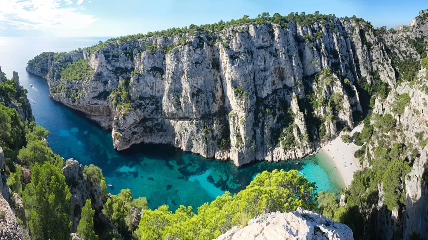 Die Calanque d’En-Vau mit ihren Kalkfelsen und ihrem türkisfarbenen Wasser, von oben gesehen