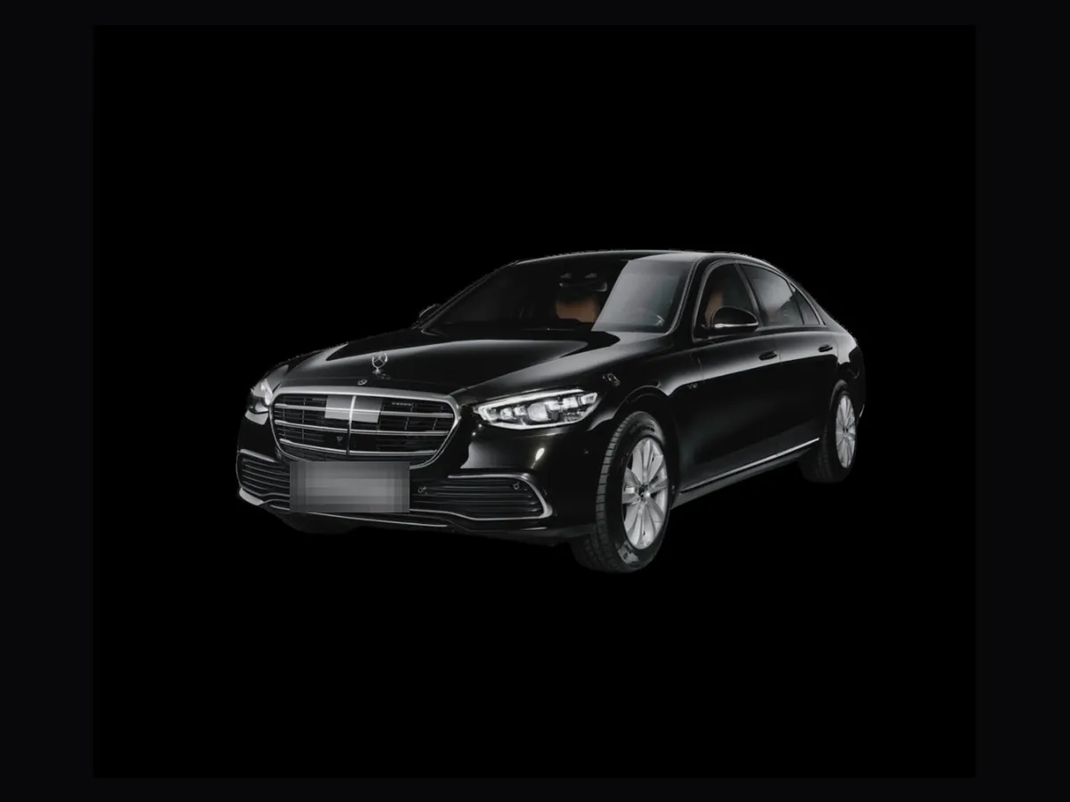 Eine schwarze Mercedes S-Klasse