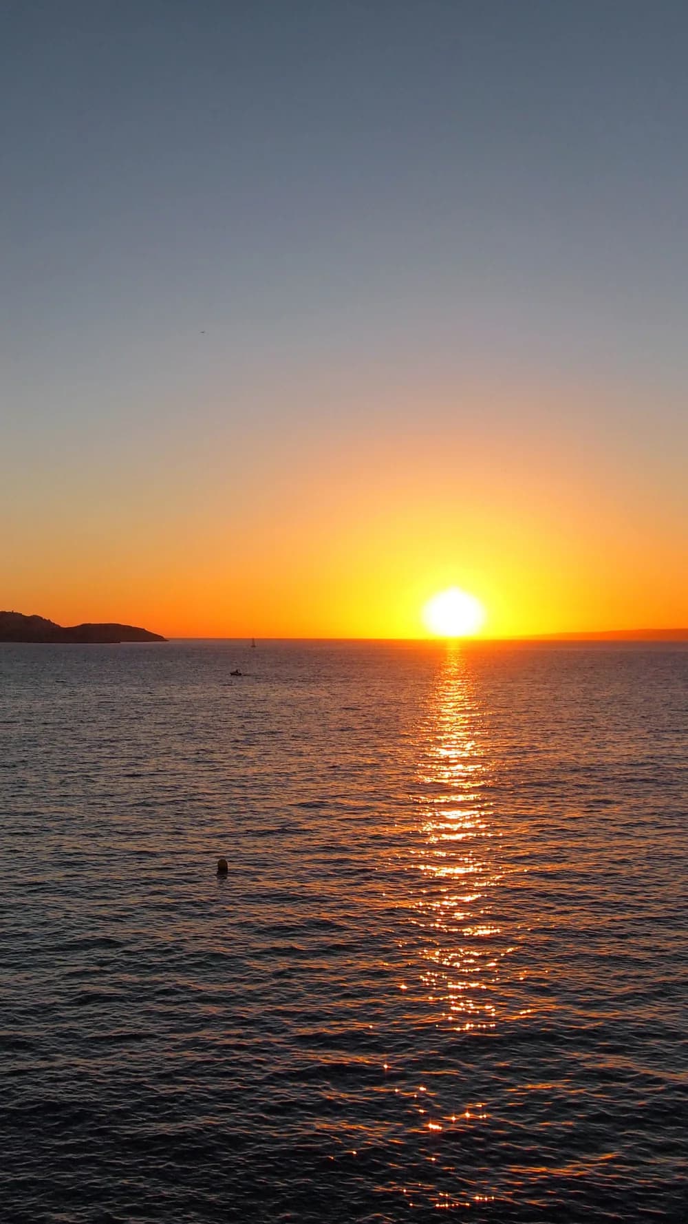 Die Sonne geht über dem Meer bei Marseille unter und zieht eine goldene Spur über das Wasser