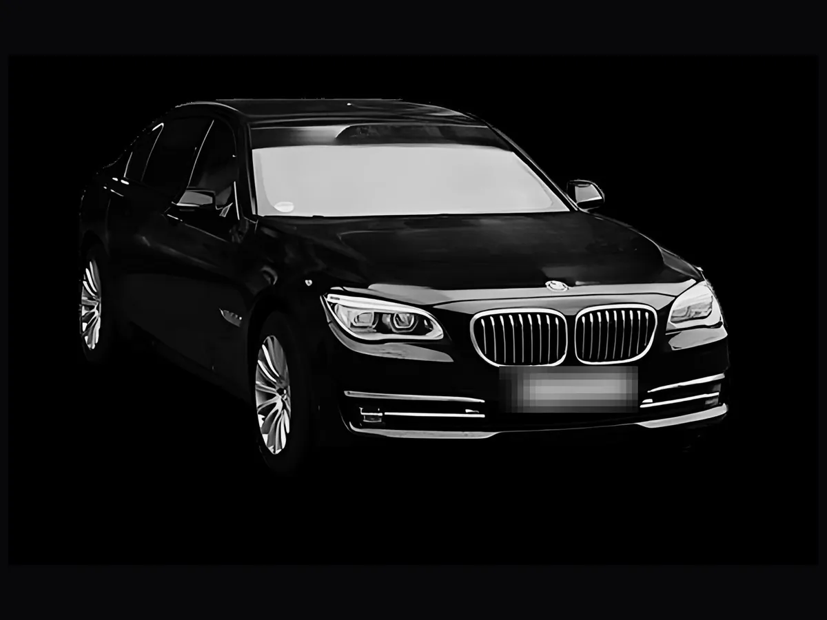 Ein schwarzer BMW 7er